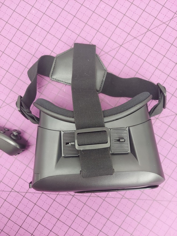 Cynoculars Virtual Reality Headset and Wireless Remote Pre-Owned