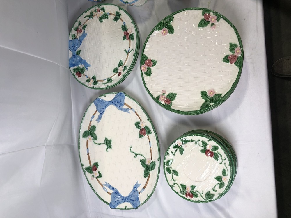 Haidon Group Strawberry Basket Ceramic Dinnerware Pitcher Cups Plates 1986 22Pc