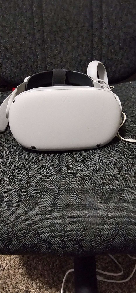 Quest 2 Headset With Battery Pack Working