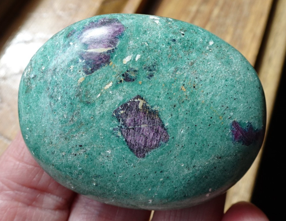 Ruby Fuchsite Palmstone - India sc1012