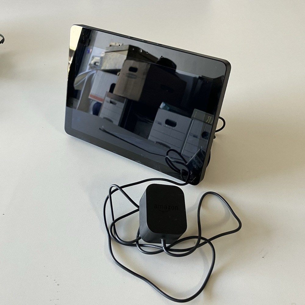 Amazon Echo Show 2 Powers Up Working & Untested
