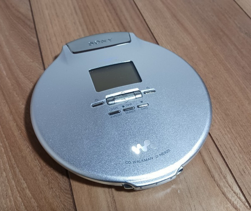SONY D-NE920 Portable CD Walkman player MP3 Equalizer Compact Silver