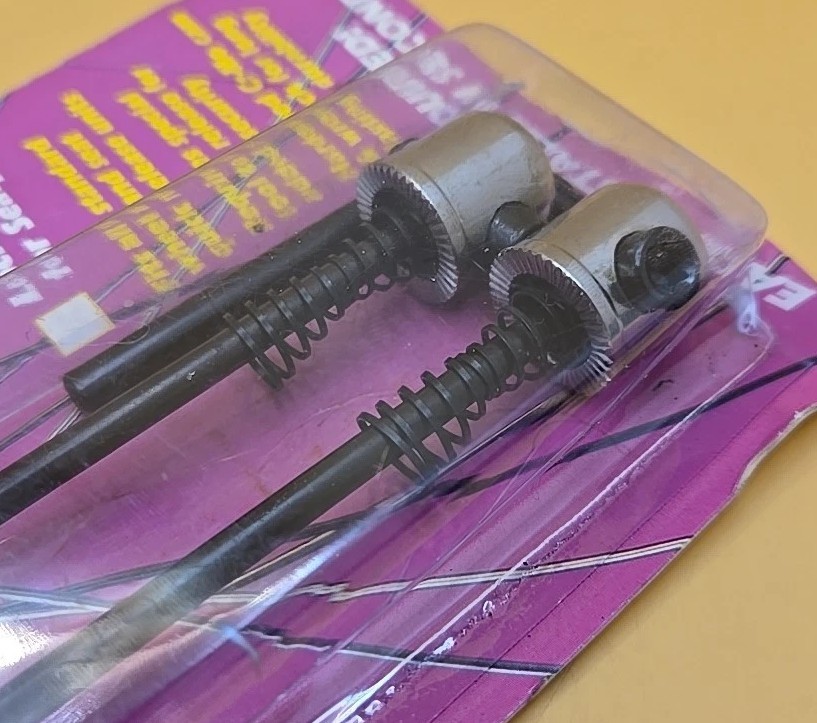 Vintage Innovations Anti-Scam Locking Cam Set For Both Wheels With Quick Release