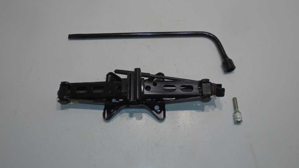JACK & TOOL KIT FITS 2002 CAVALIER 4DR SDN 594857