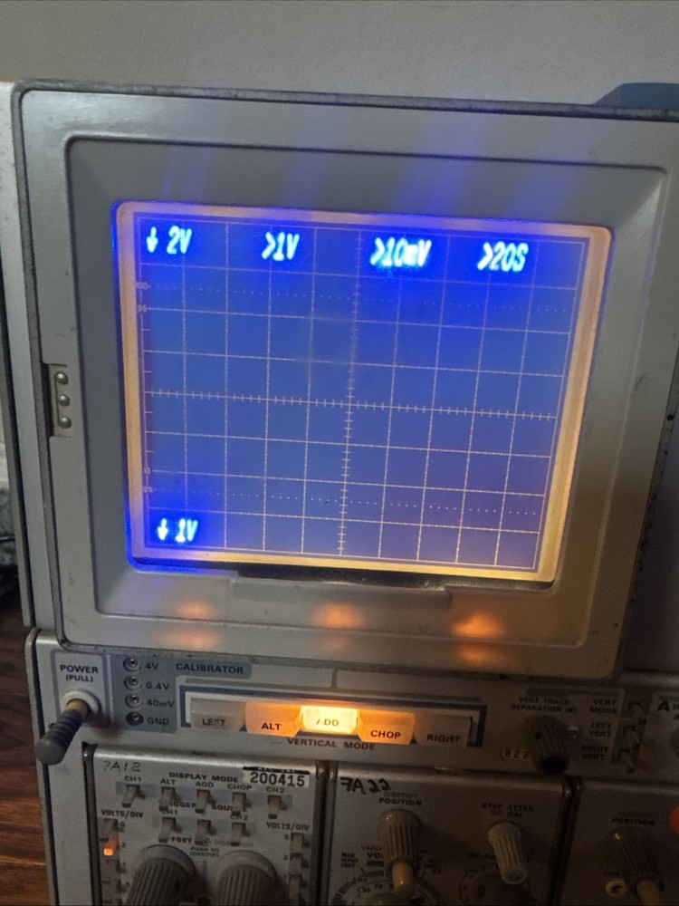 Tektronix 7704A Analog Oscilloscope System (powers On) Un-tested