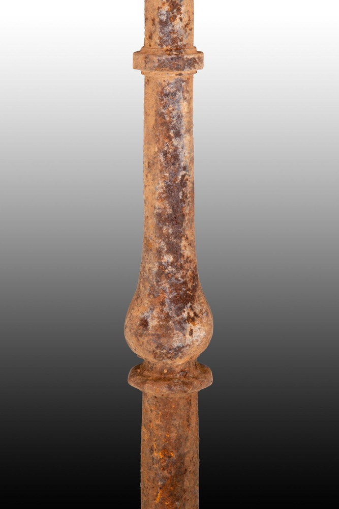Four columns. Iron. 17th century
