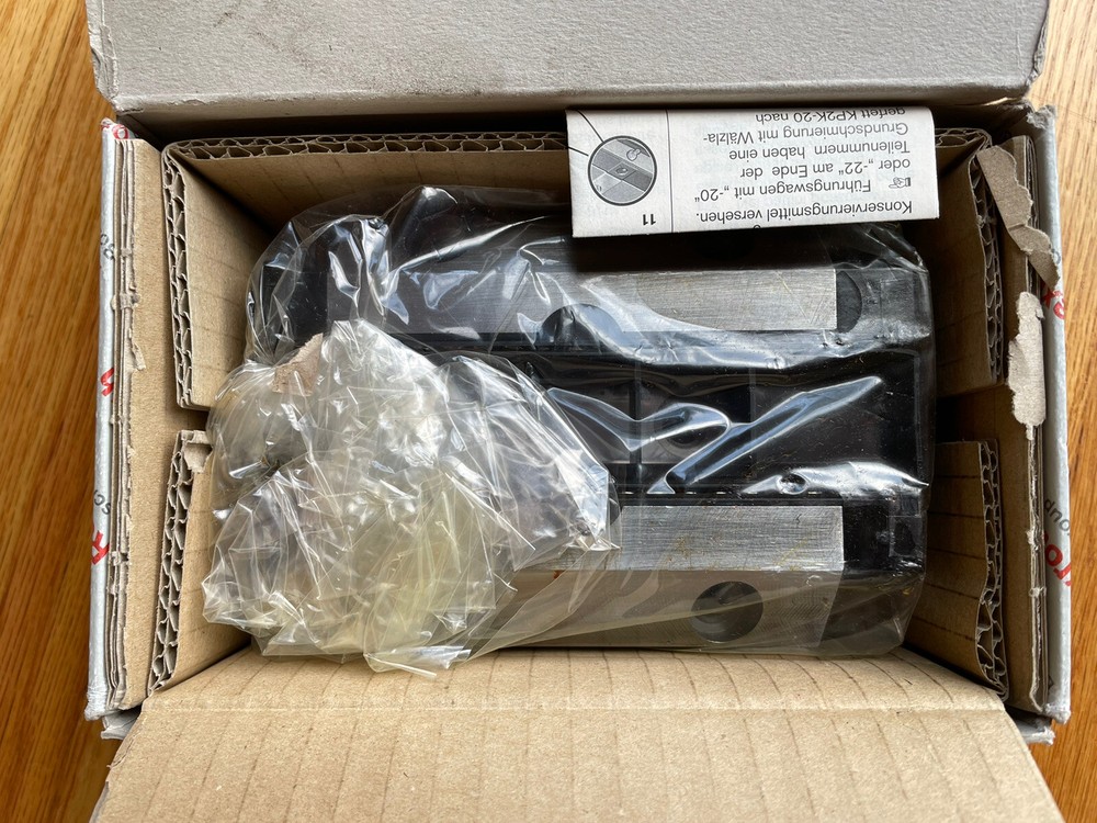 BOSCH REXROTH R165332220 LINEAR BEARING - NEW