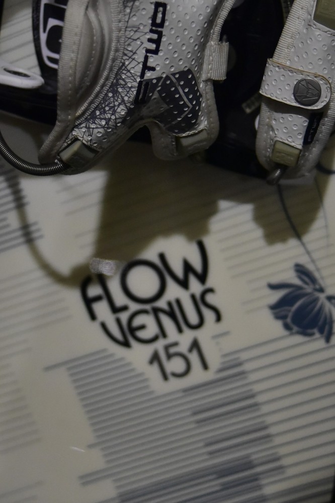 FLOW VENUS SNOWBOARD SIZE 151 CM WITH LARGE BINDINGS