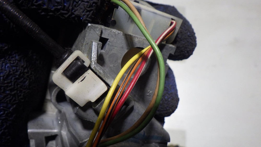 02 GMC YUKON Ignition W/Key