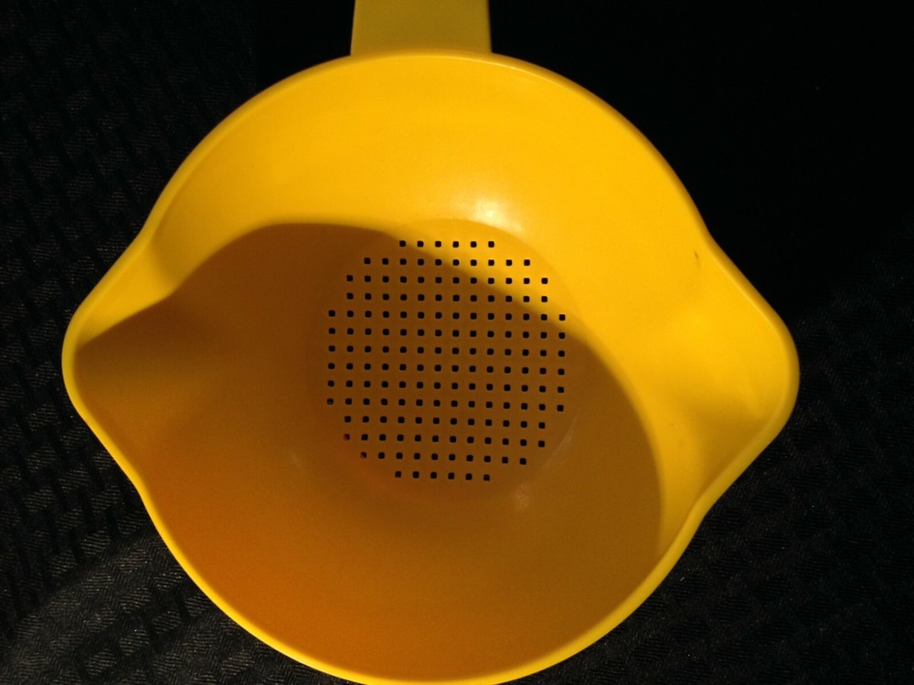 Vintage Tupperware 1 Quart Yellow plastic Strainer Colander 8" Wide