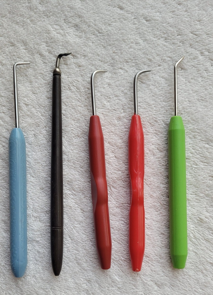 Preowned Set of 5 Latch Hooks