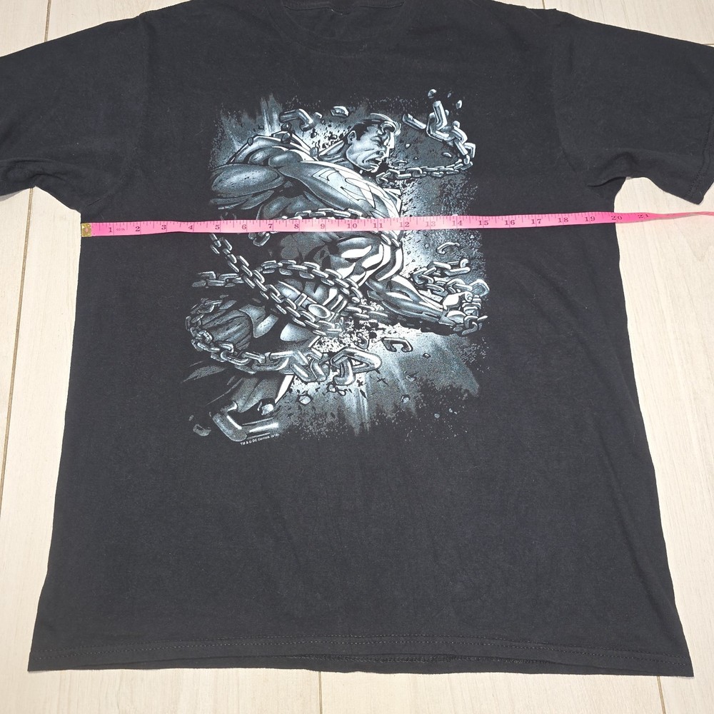 Superman Breaking Chains Black Graphic Comic Book T-Shirt size Medium