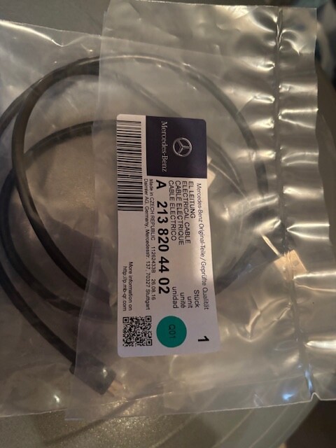 Genuine Mercedes-Benz media interface USB lightning cable