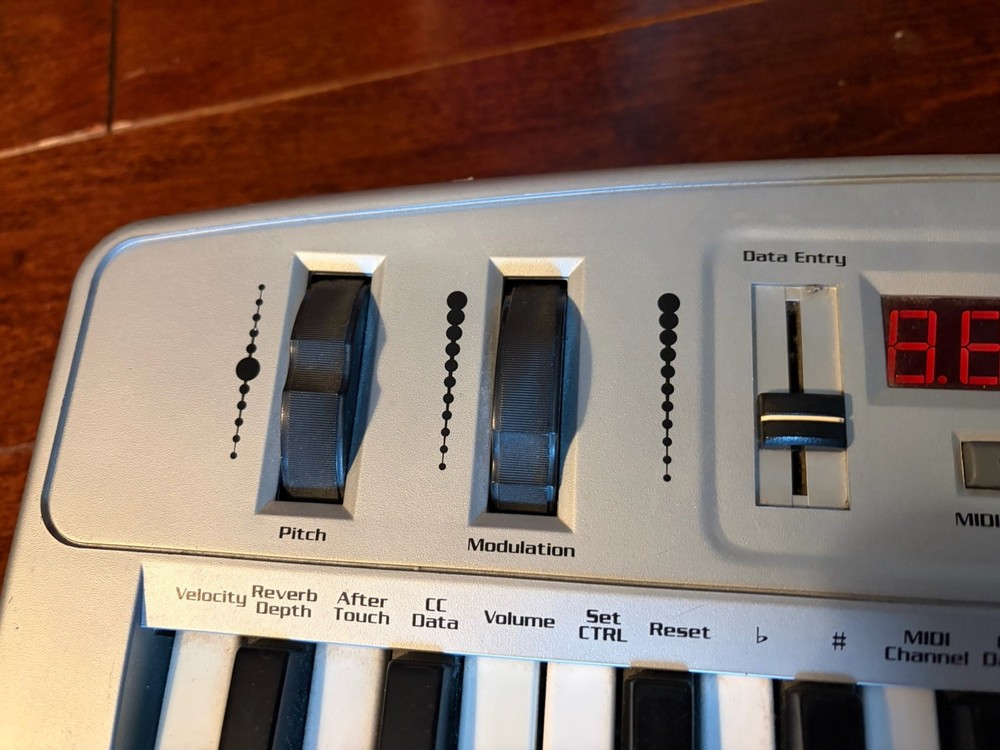 M-Audio Midiman Oxygen 8 25 key Controller MIDI - USB cable included.