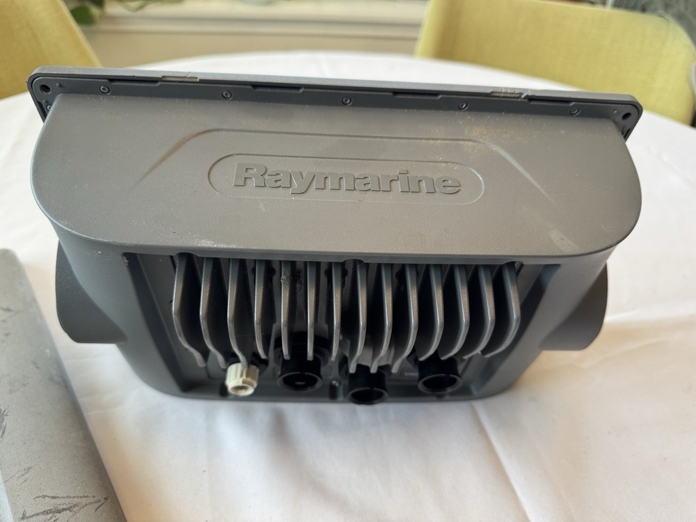 Raymarine C90W 9” Marine Chartplotter MFD GPS Radar Display E62111 w/Sun Cover