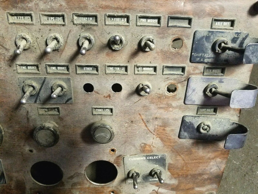 FREIGHTLINER COLUMBIA CENTURY CLUSTER DASH PANEL