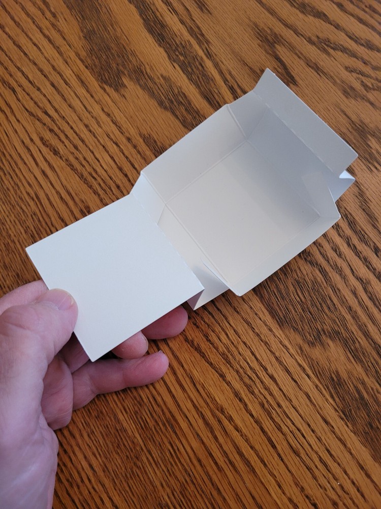 FB-24 Fold up boxes 100 count White 2 1/2" X 2 1/2"