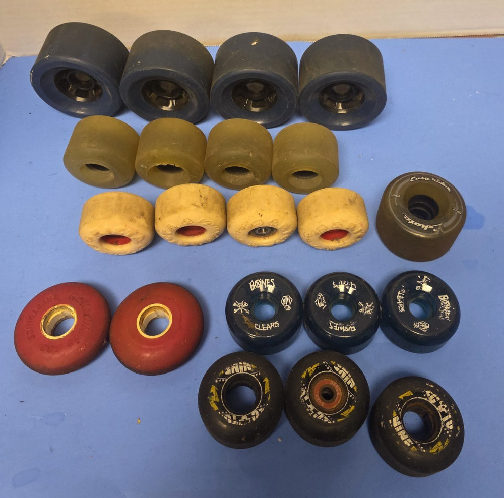 Lot of assorted skateboard wheels A9