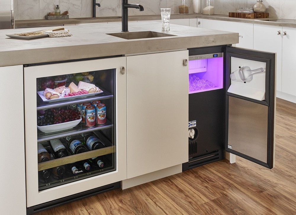 True TBC-24-R-OP-B Solid Panel Ready/Right Hinged 24 Inch Beverage Center