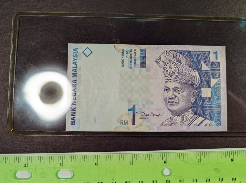 MALAYSIA 1 RINGGIT 1981 (not sure of date) UNC