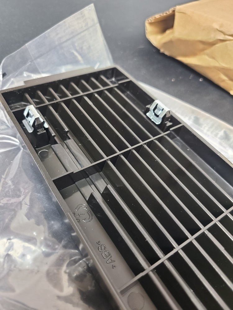 OM-8226, APC Smart UPS Bezel Kit