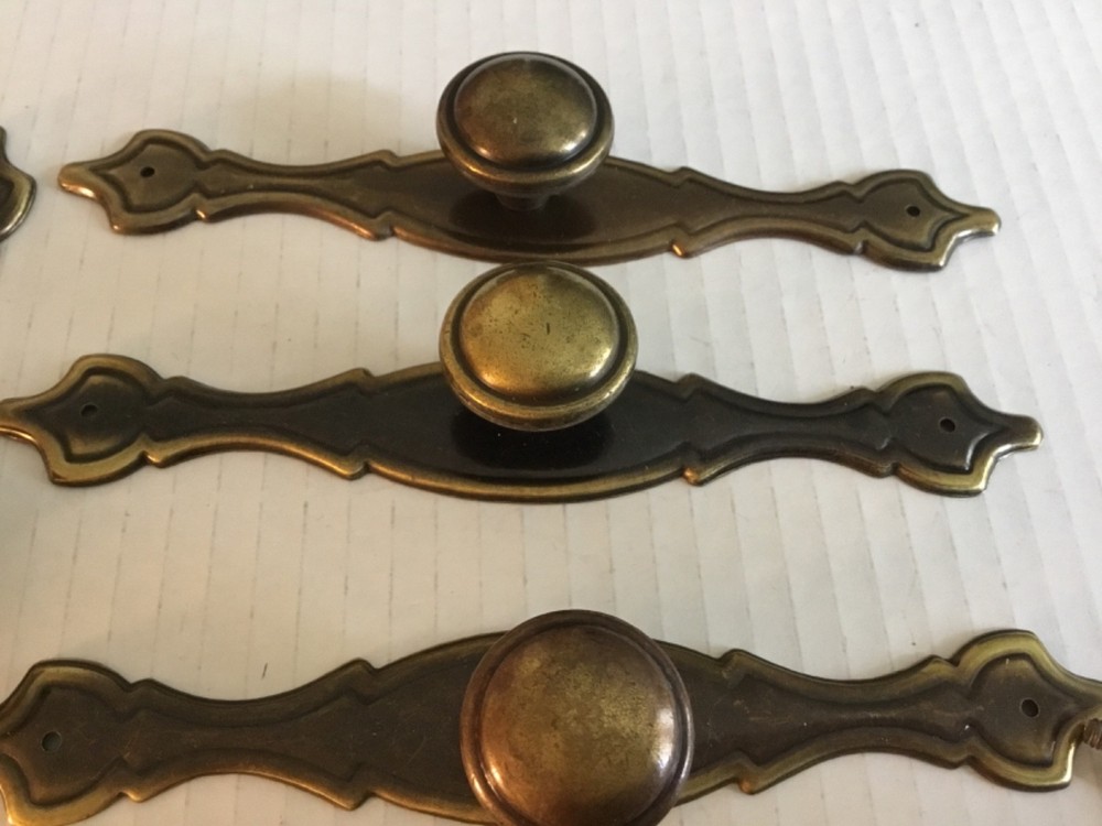 LOT OF 5 VINTAGE BRASS PULLS W/ BACKPLATES & KNOBS (BS 90094)