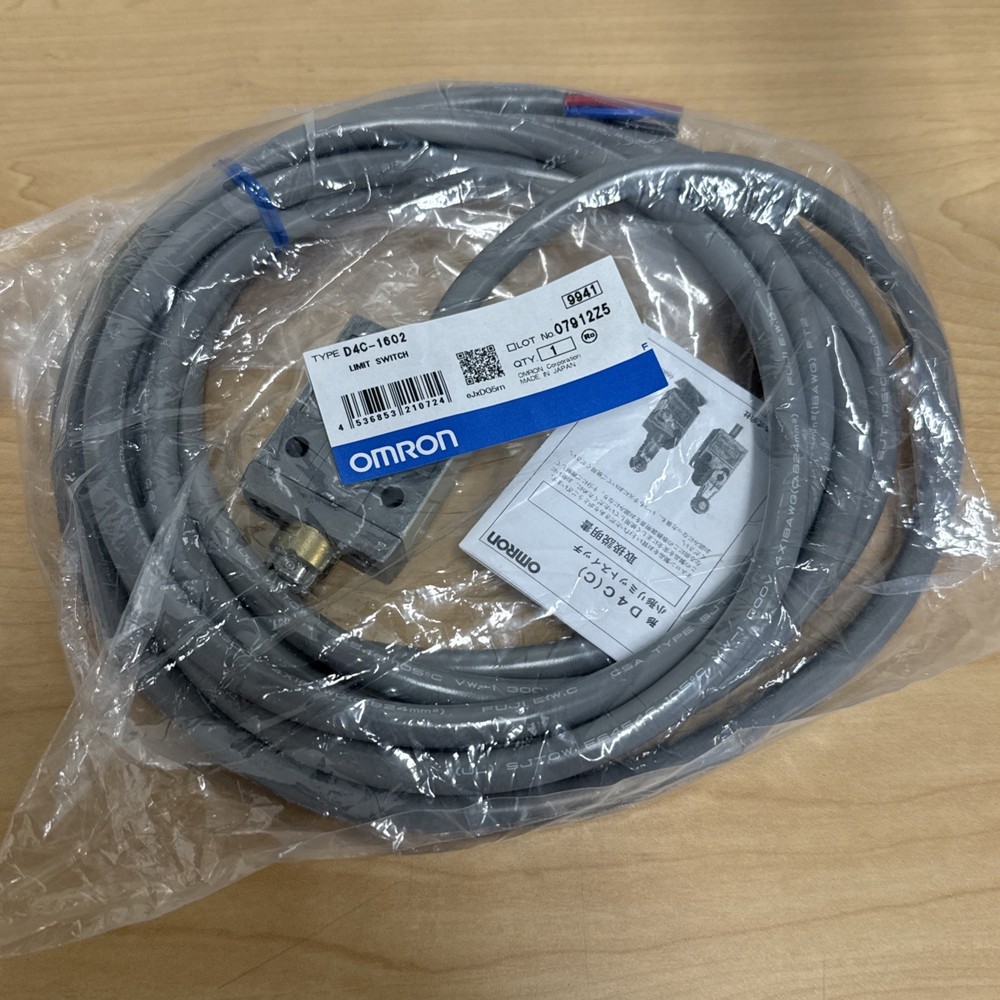 NEW! Omron D4C-1602 Compact Limit Switch Roller Plunger