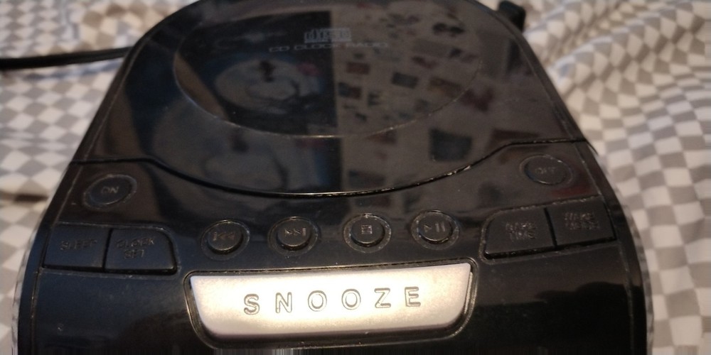 Compact Disc Digital Audio CD Clock and Radio Player