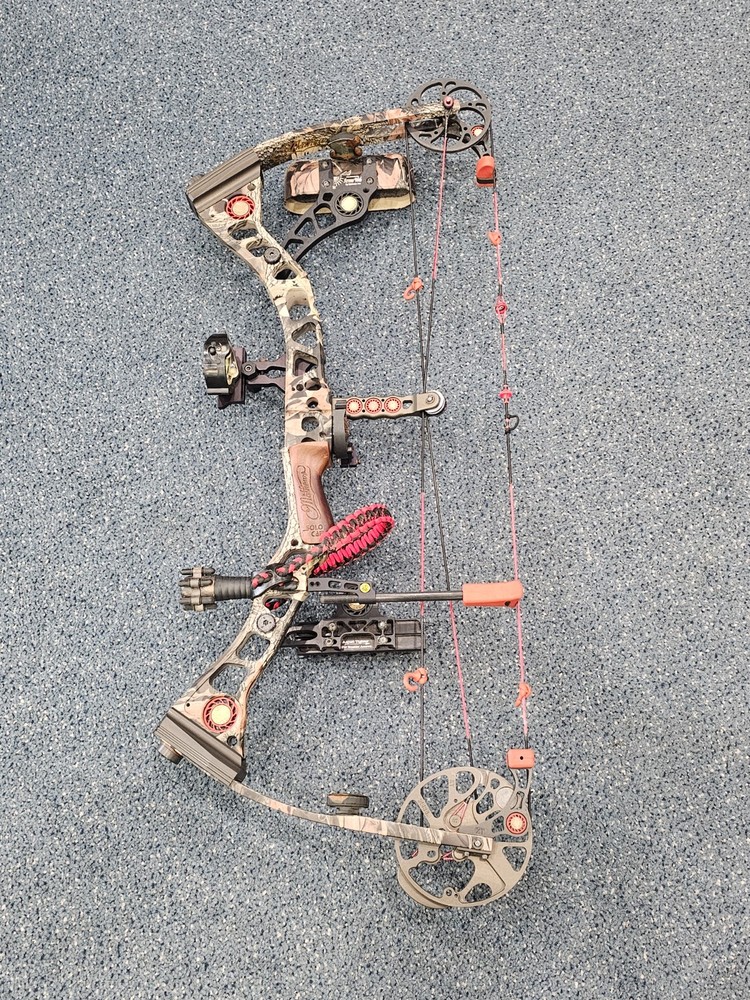 Mathews Switchback XT Compound Bow 70# Draw Weight Right Hand w/ Case