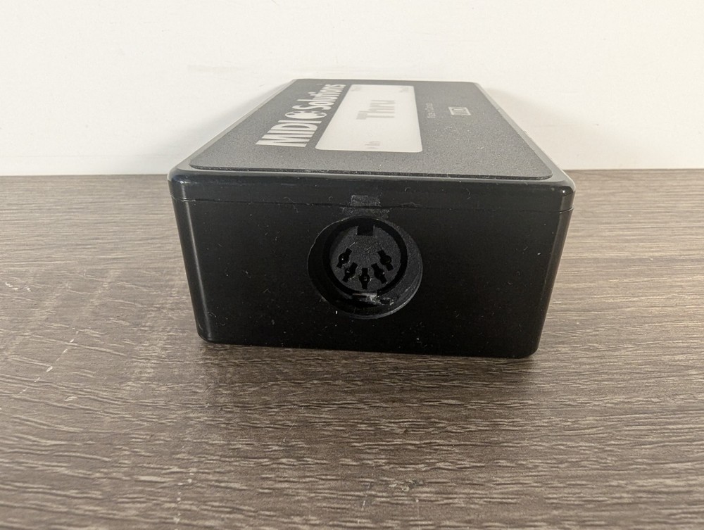 MIDI Solutions Thru Box 1 in 2 Out