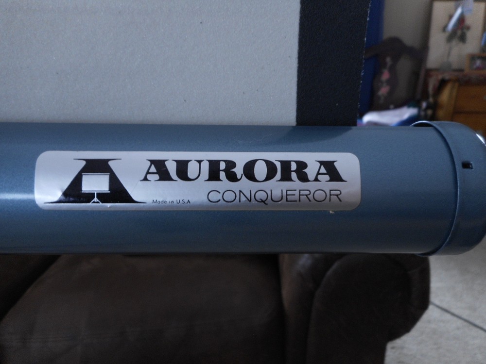 Aurora Conqueror White Pull Down Projector Screen Pre Owned W 39.5