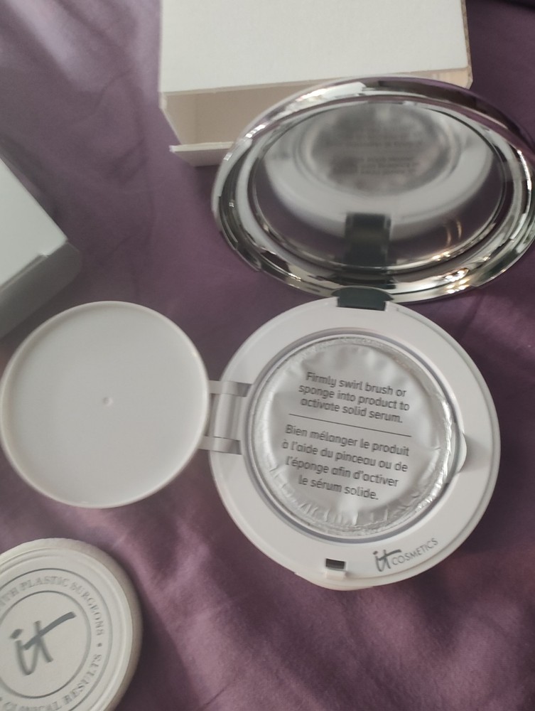 It Confidence In A Compact Shade Medium Tan DISCONTINUED