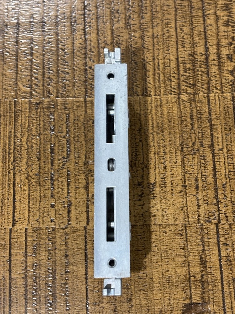 Passive panel lock for a 4-Panel sliding door