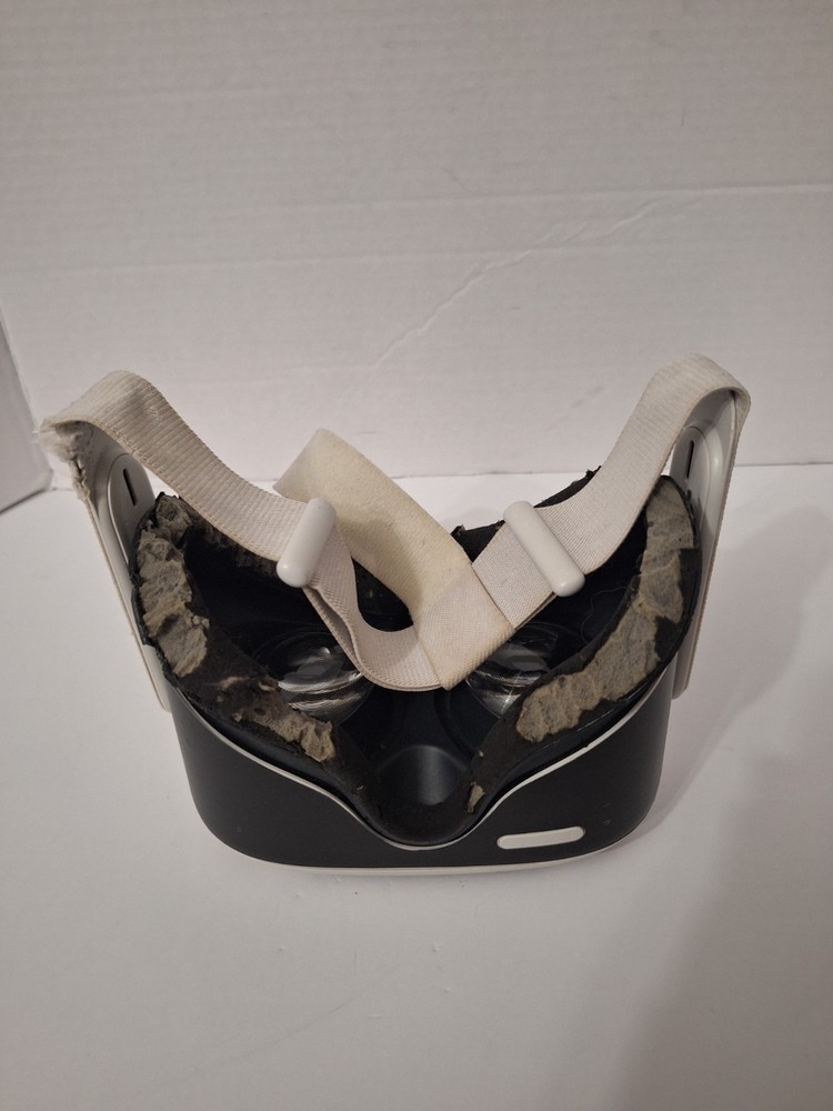 Oculus Meta Quest 2 Virtual Reality Headset Both Controllers, USED, WORKS! READ