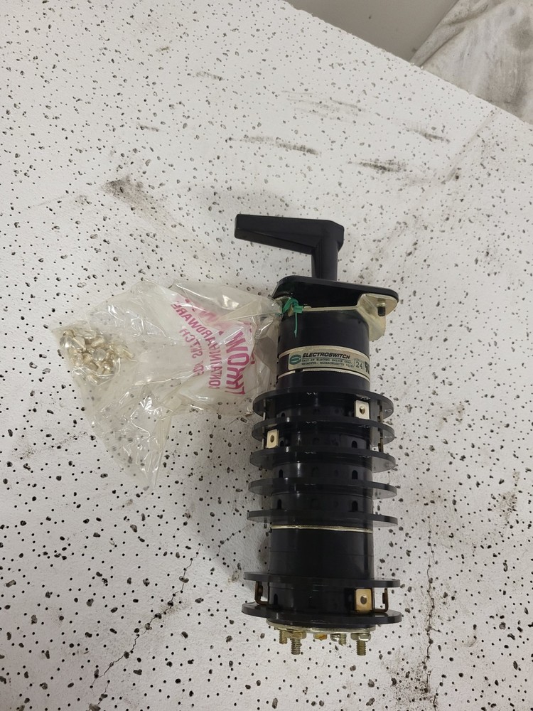 ELECTROSWITCH 2452D Breaker Control Switch Series 24 Pistol Grip Spring Return