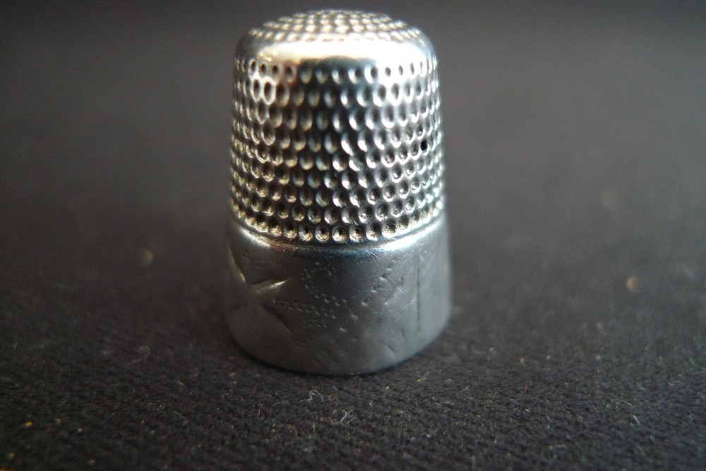 VINTAGE STERLING SILVER SEWING THIMBLE STARS PATTERN DESIGN EDGING SIZE 8