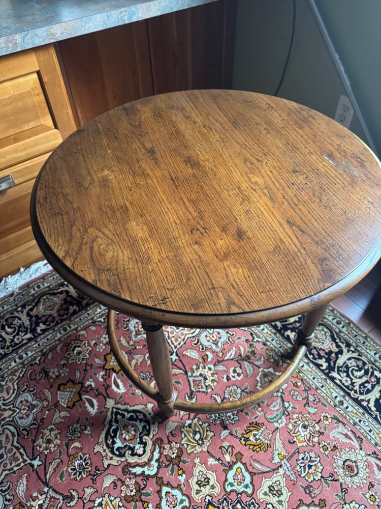 Henredon round side table in walnut finish in great condition