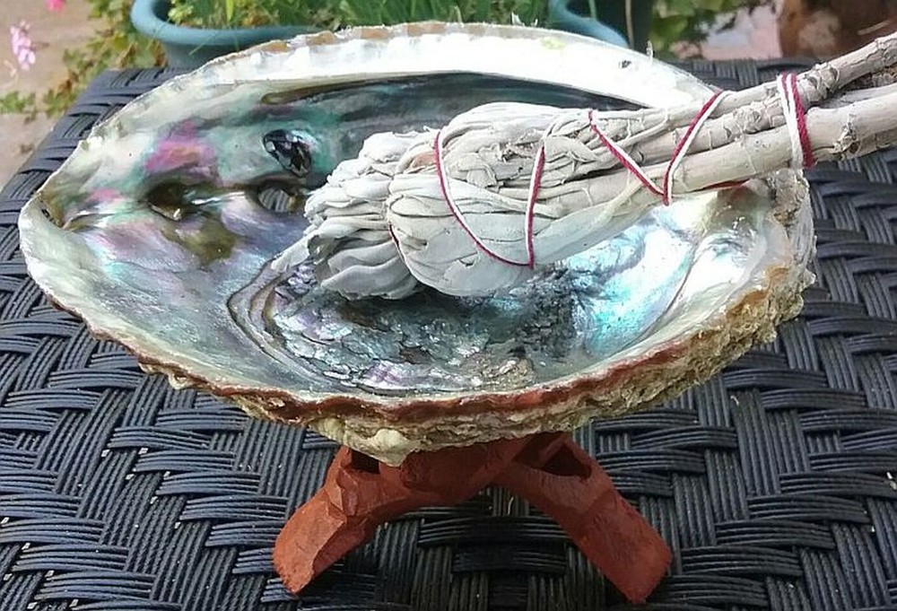 DELUXE ABALONE SHELL WHITE SAGE SMUDGE KIT,TRIPOD, LARGE NATIVE AMERICAN SMUDGER