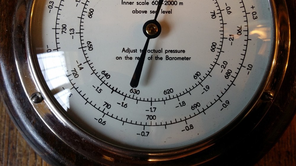 VINTAGE PISTONPHONE ANEROID BAROMETER