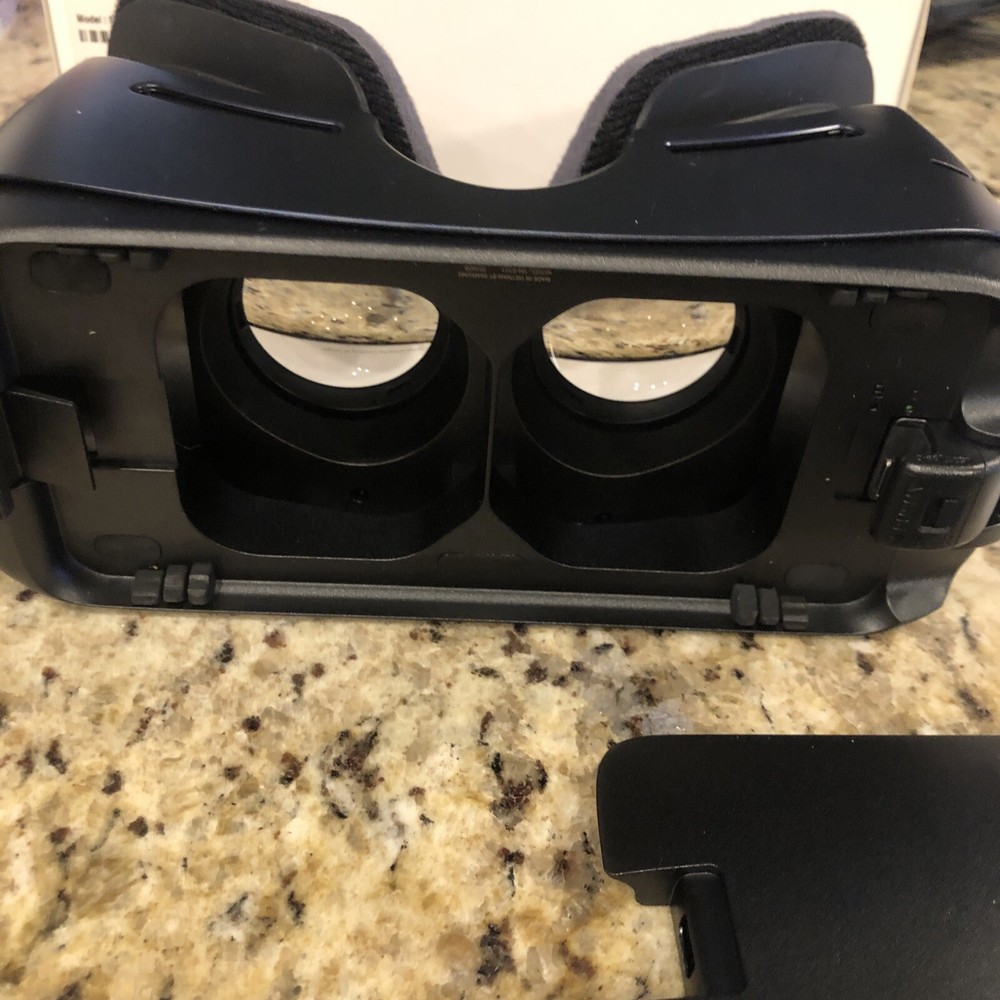 SAMSUNG GEAR VR POWERED BY OCULUS SM-R323