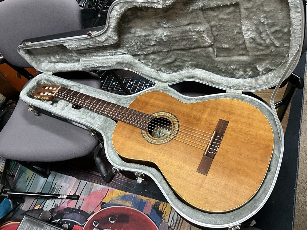 La Patrie Presentation classical vintage guitar handcrafted in Canada 1996/ case