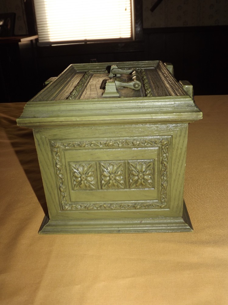 VINTAGE MAX KLEIN GREEN ORNATE PLASTIC SEWING KEEPSAKE BOX