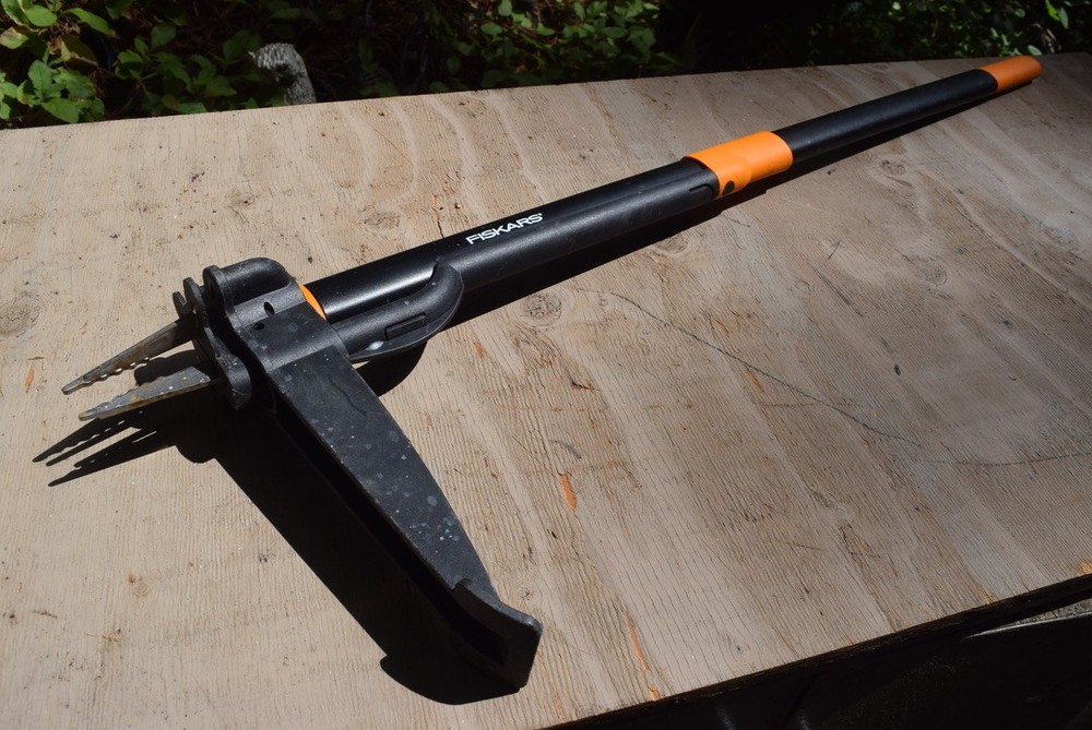 Fiskars Stand up 4 Claw Long Handle Weed Puller Tool; Heavy Duty Garden