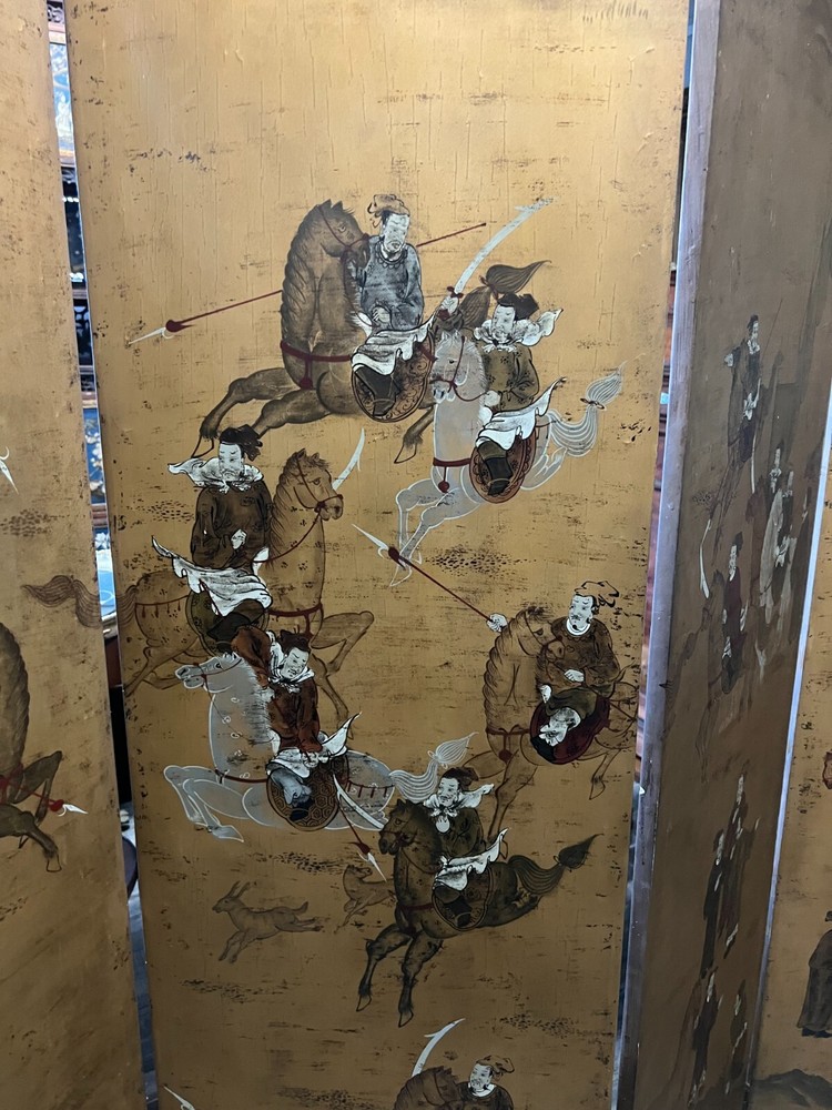 A JAPANESE EIGHT PANEL HAND PAINTED FOLDING FLOOR SCREEN, CIRCA 1900