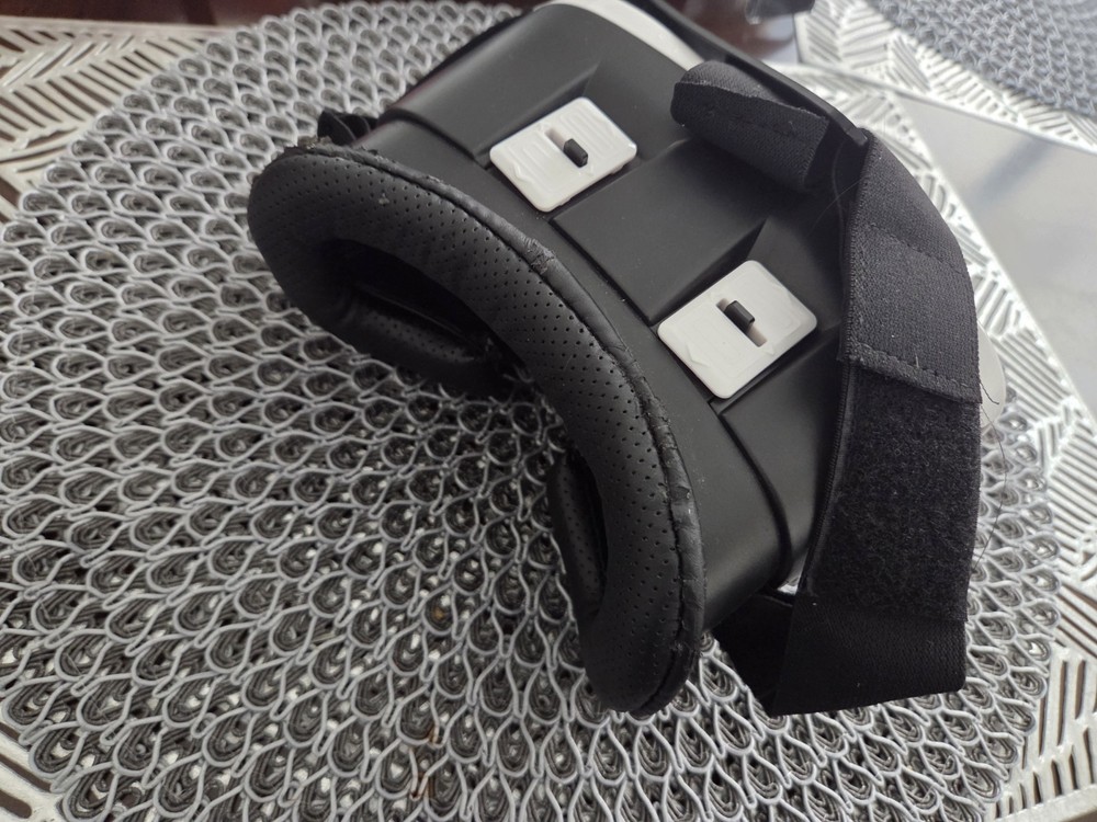 VR Virtual Reality Smartphone Headset White Black Adjustable Strap Plastic