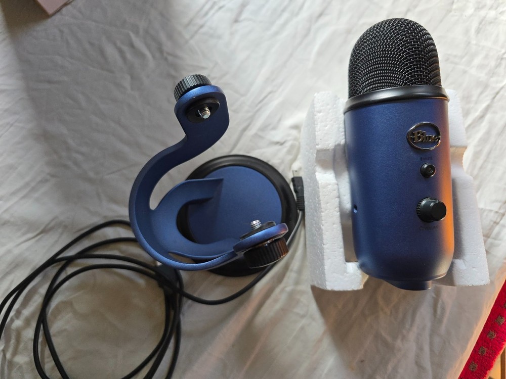 Blue Yeti USB Microphone for Gaming, Streaming, Podcasting