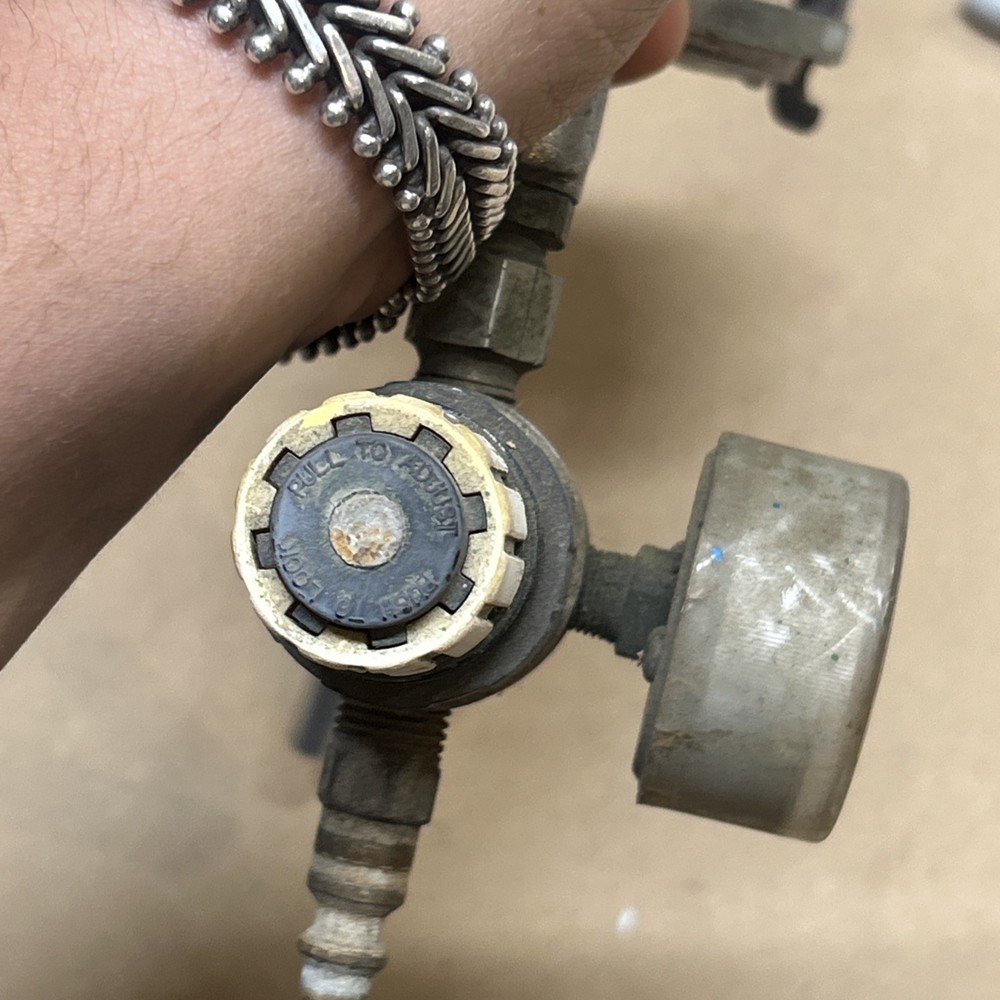 Devilbiss spray gun MBC type with cup and #30/58nozzle Untested