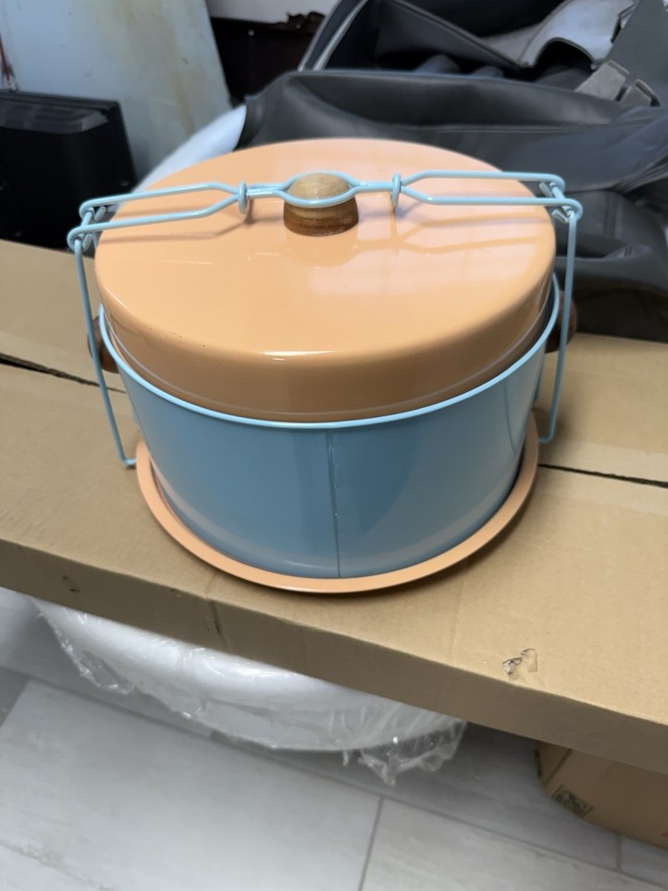OMG Retro Cake Tin