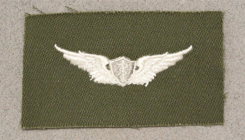 Army Cloth Badge 10402: Basic Flight Surgeon Wings - white on OD