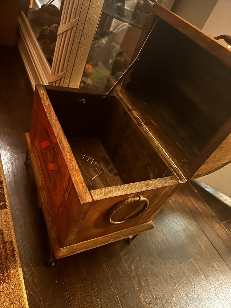 vintage Cedar treasure chest dos equios